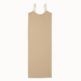 Fond de robe beige sculptant à plat