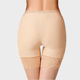 Short chair sous robe dérière